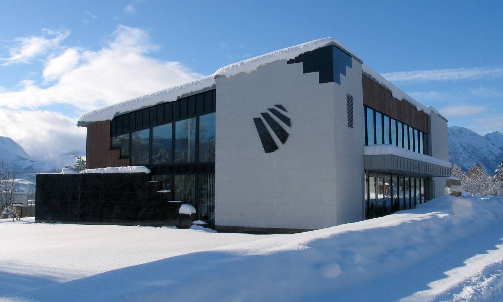 Bygning i tre med bygningsstein i vinterlandskap
